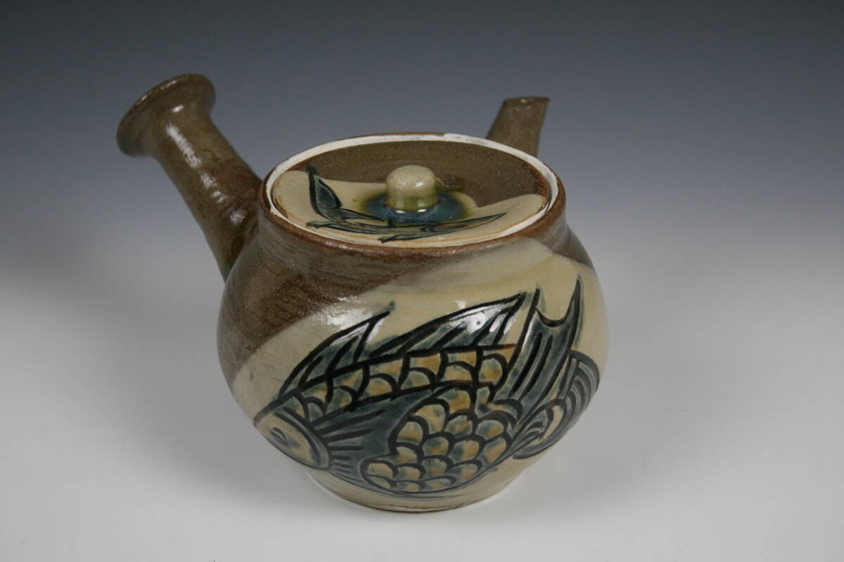 壺屋焼 人間国宝 金城次郎 作 魚文急須拍卖