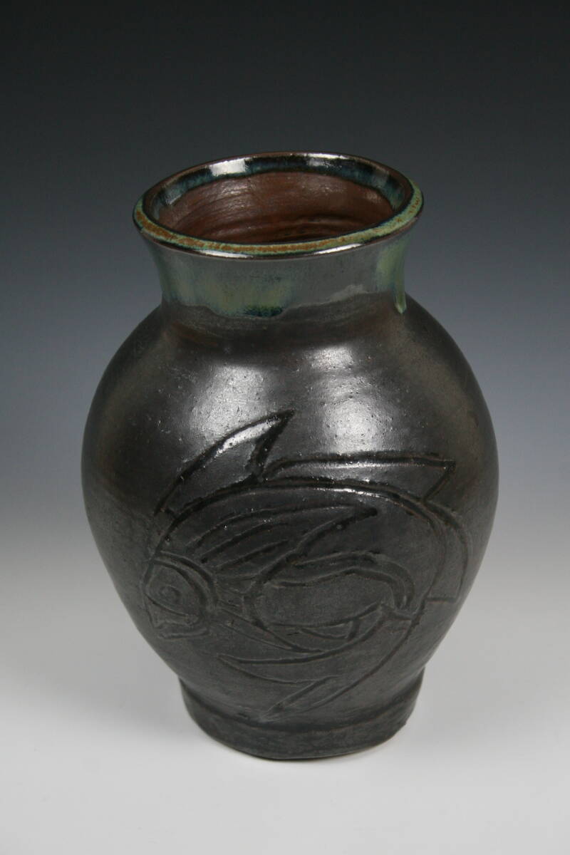 壺屋焼 人間国宝 金城次郎 作 黒釉魚文花瓶拍卖