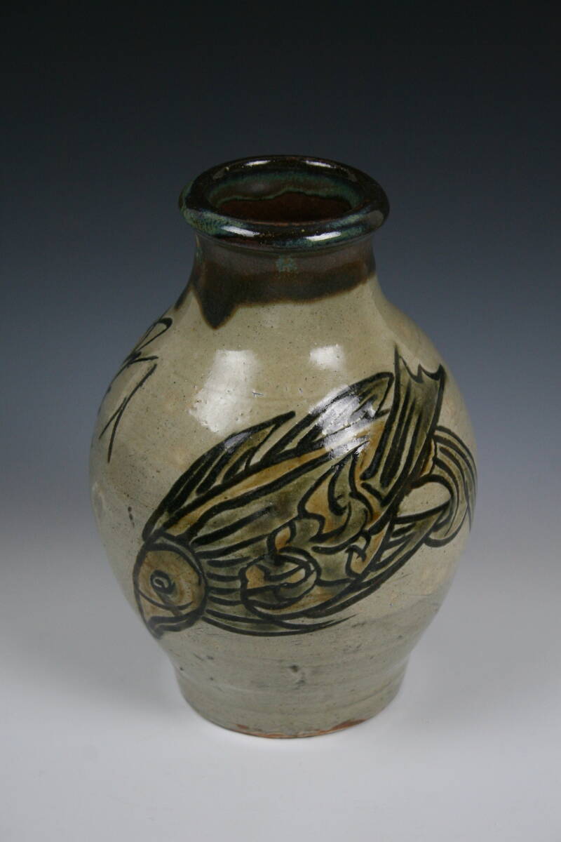 壺屋焼 人間国宝 金城次郎 作 海老魚文花瓶拍卖