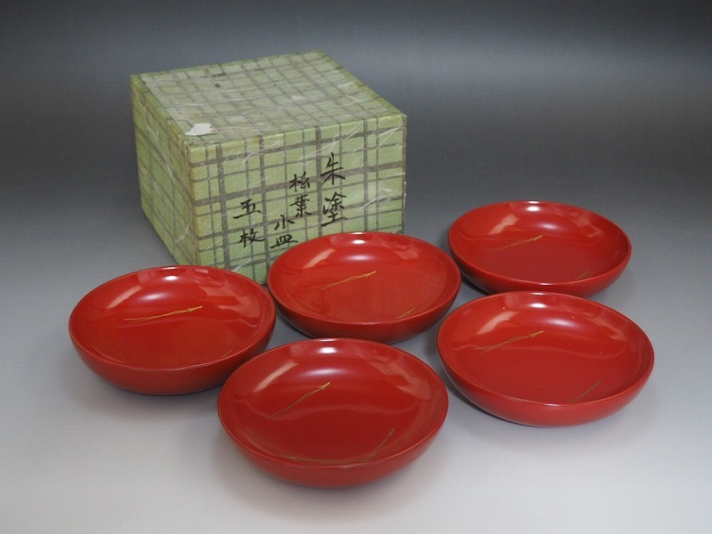 A3482 朱塗 松葉図 銘々皿 5客揃 化粧箱付 ☆ 茶道具 抹茶器 抹茶道具 茶懐石 茶事 和食器 懐石道具 会席道具 漆器 菓子皿 菓子器 良品拍卖