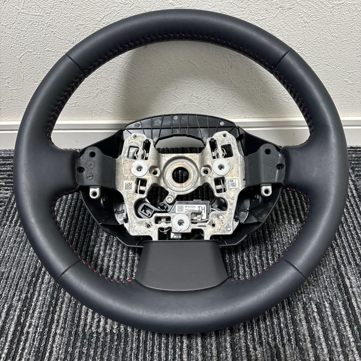 新車外し 超美品 トヨタ ZVW60 ZVW65 MXWH60 MXWH65 MXWH61 60系 プリウス 純正 レザー ステアリング ハンドル ヒーター付 レッドステッチ拍卖