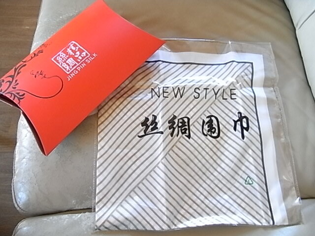 JINGPIN SILK / ジンピン ストライプのスカーフ ポリエステル100% 白にベージュ拍卖
