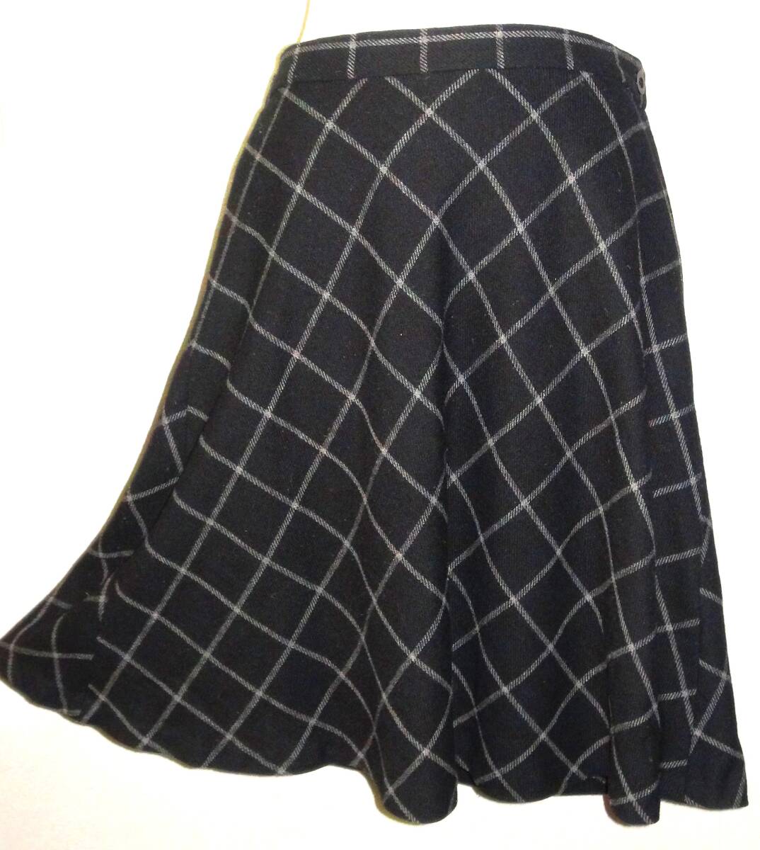 (レディース・秋冬物・フレアースカート)GALLORIA ㈱イトーヨーカドー LLサイズ 黒色にグレーの格子柄 後ろゴム入り クリーニング済拍卖