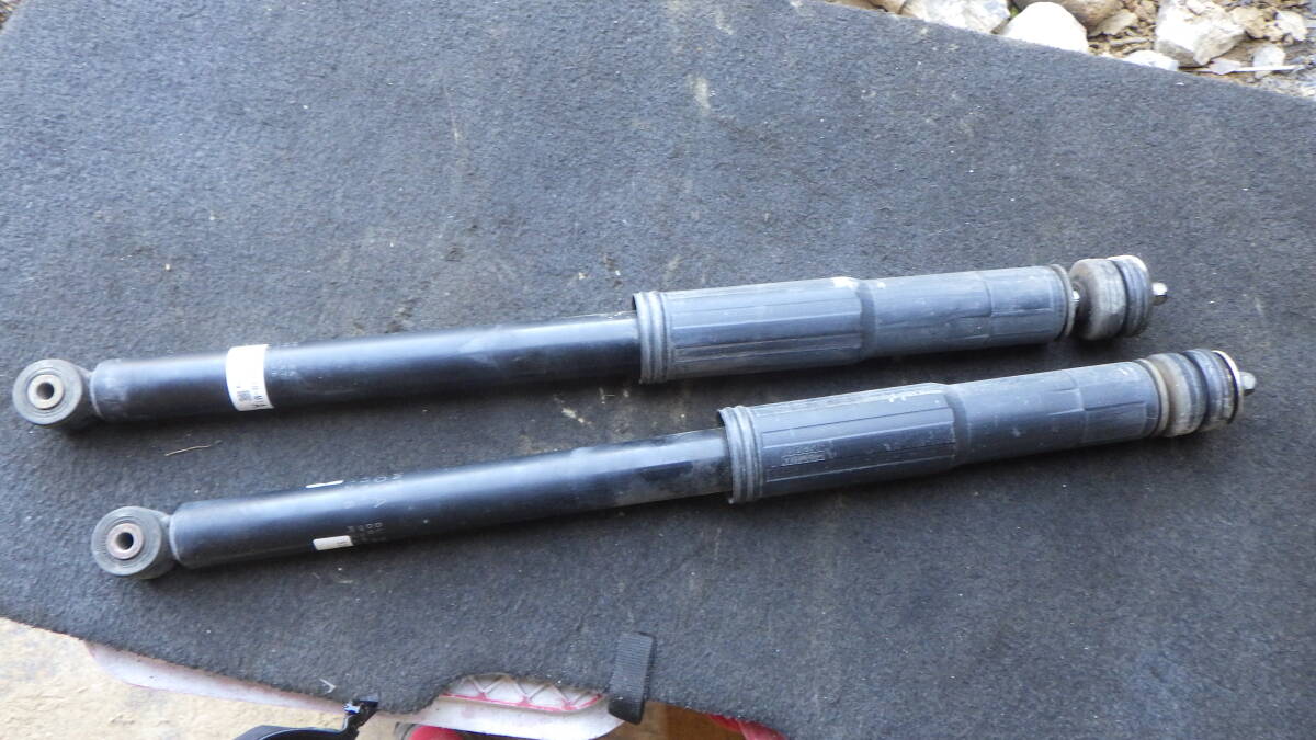 杉B4 即決! GE6 フィット リアショック 漏れなし拍卖