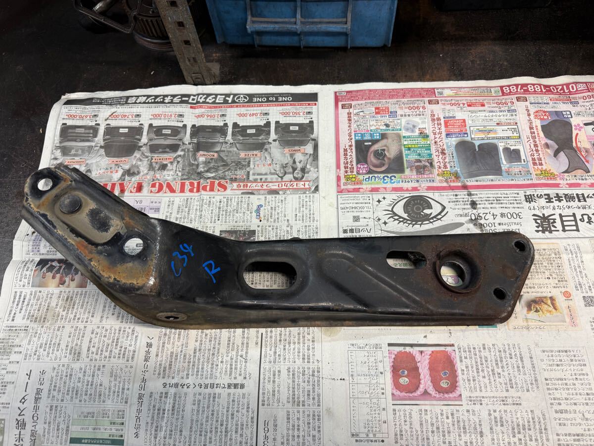 日産純正 ステージア ローレル C34 フロントテンションロット ブラケット 右。拍卖