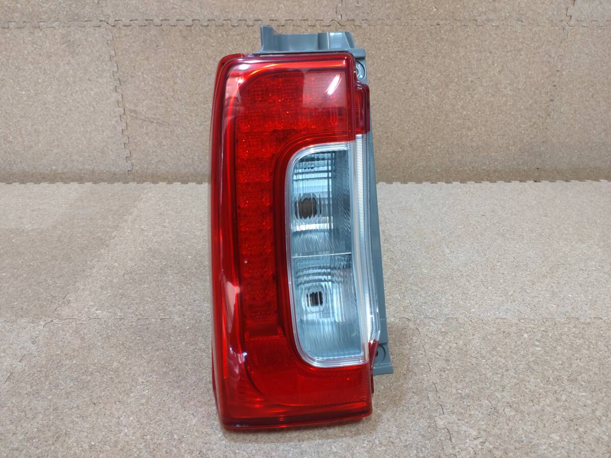 【美品】ダイハツ タント LA600S LA610S 左テールランプ LED KOITO コイト 220-51391 81561-B2300【R6-5201B-K】拍卖