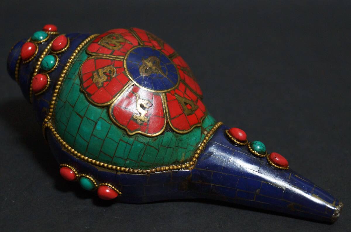 【閑】チベット密教法具 法螺貝(シャンカ)細工七宝『六字大明呪紋』 降魔法螺 金剛法螺 ターコイズ&コーラル象嵌 置物 古仏具★6D1109拍卖