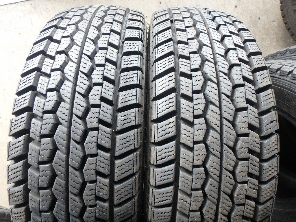 B26 バリ溝 2023年製 送料無料【195/70R15 106/104】ダンロップ SPLT01 スタッドレス 2本 約8.5分山拍卖