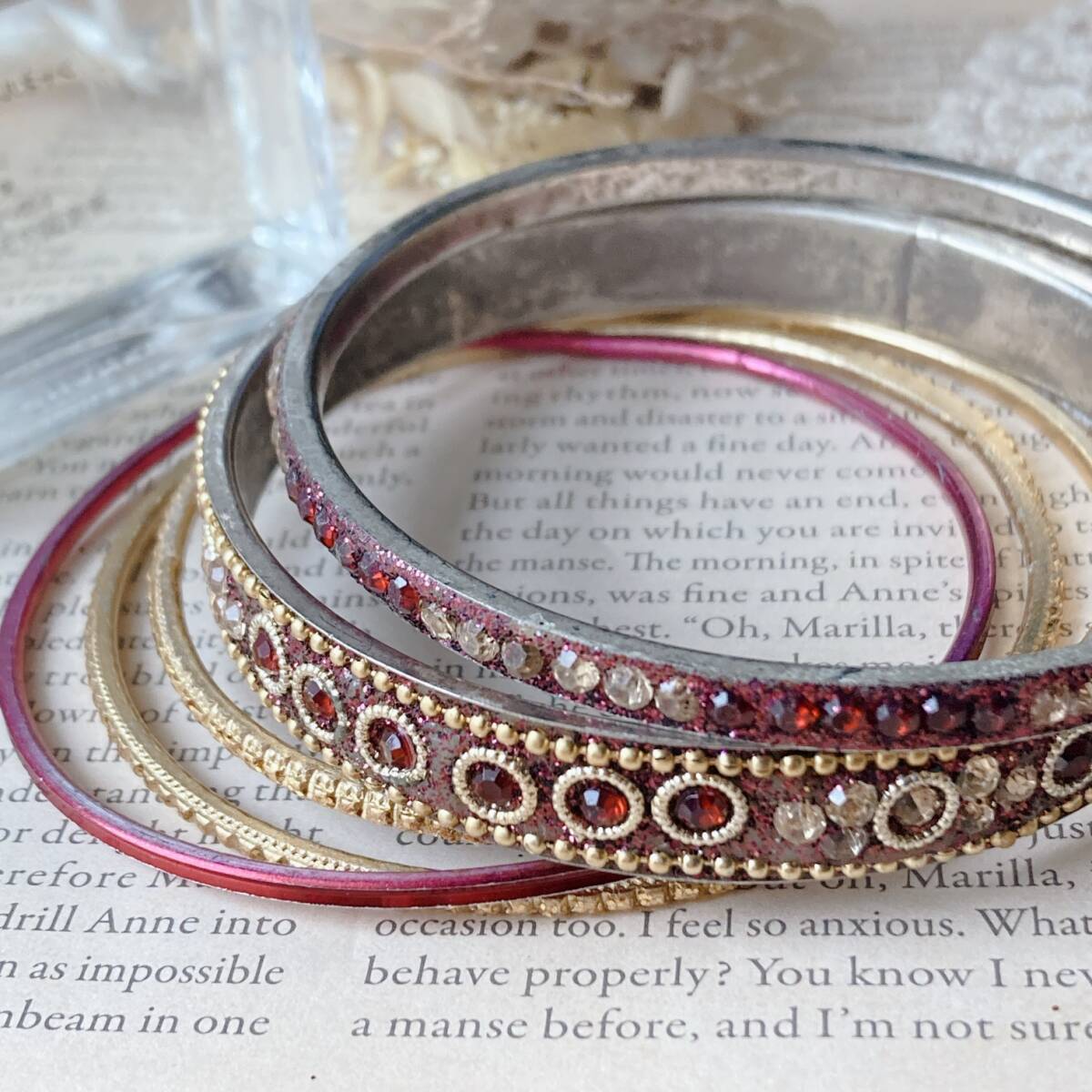 ヴィンテージバングル 5本セット 赤・ピンク系 ラインストーン メタル ゴールド 5連 ☆Vintage jewelry accessories R0134拍卖