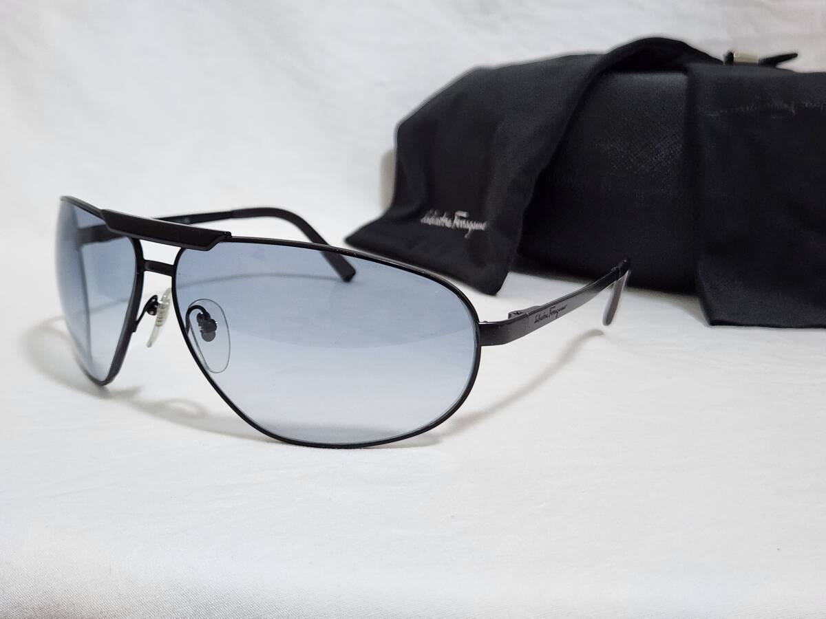 正規 レア Salvatore Ferragamo フェラガモ ロゴ ティアドロップ アビエーター メタルサングラス 青 黒 クラシックヴィンテージ 付属有拍卖