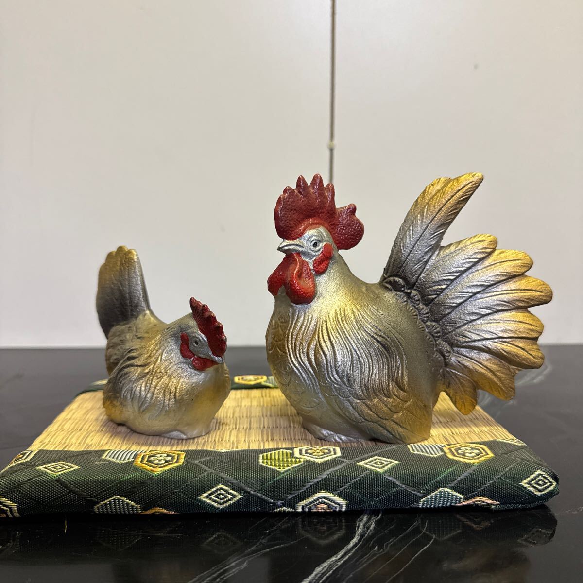 置物 オブジェ インテリア 鶏 ニワトリ 夫婦鶏 チキン chicken couple 干支 日本 民芸品 工芸品 中古 金属製 昭和レトロ拍卖