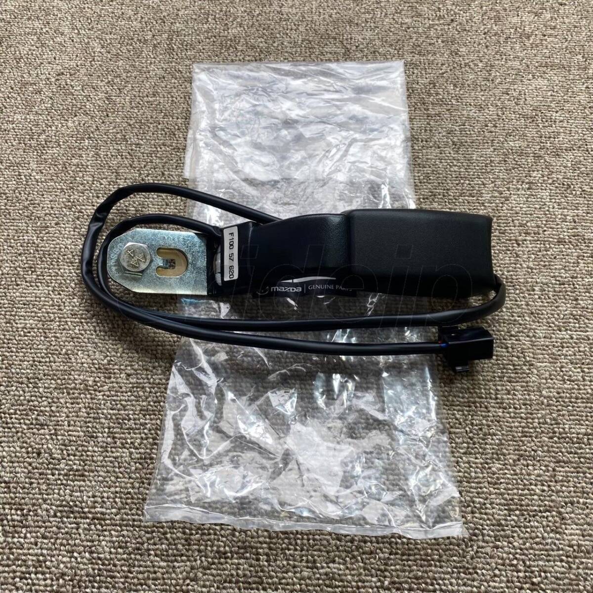 【未使用】マツダ FD3S RX-7 純正 バックル フロント シート ベルトキャッチ 受け 右 運転席側 MAZDA Front seat belt A RH拍卖
