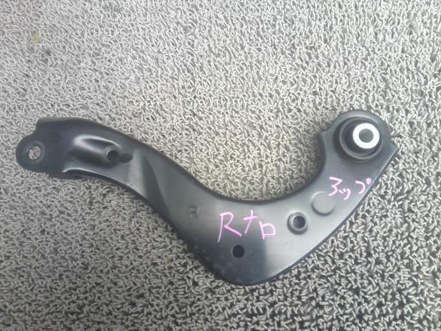 カローラツーリング 6AA-ZWE211W 右Rアッパアーム 48770-47010拍卖
