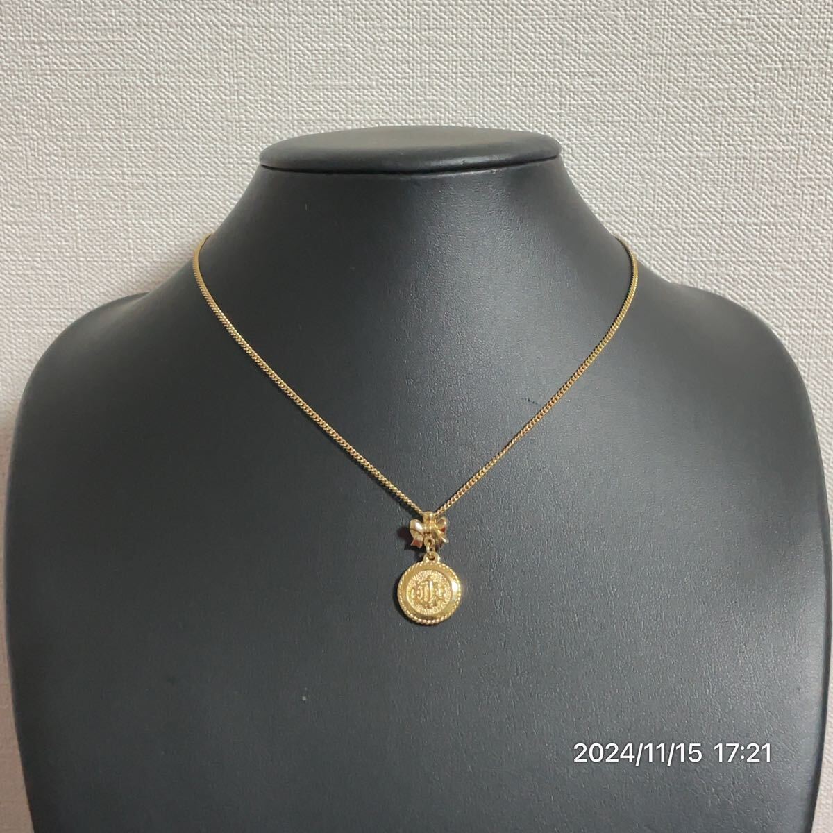 Dior クリスチャン ディオール CDロゴ メダル リボン ゴールドカラー ペンダント ネックレス アクセサリー拍卖