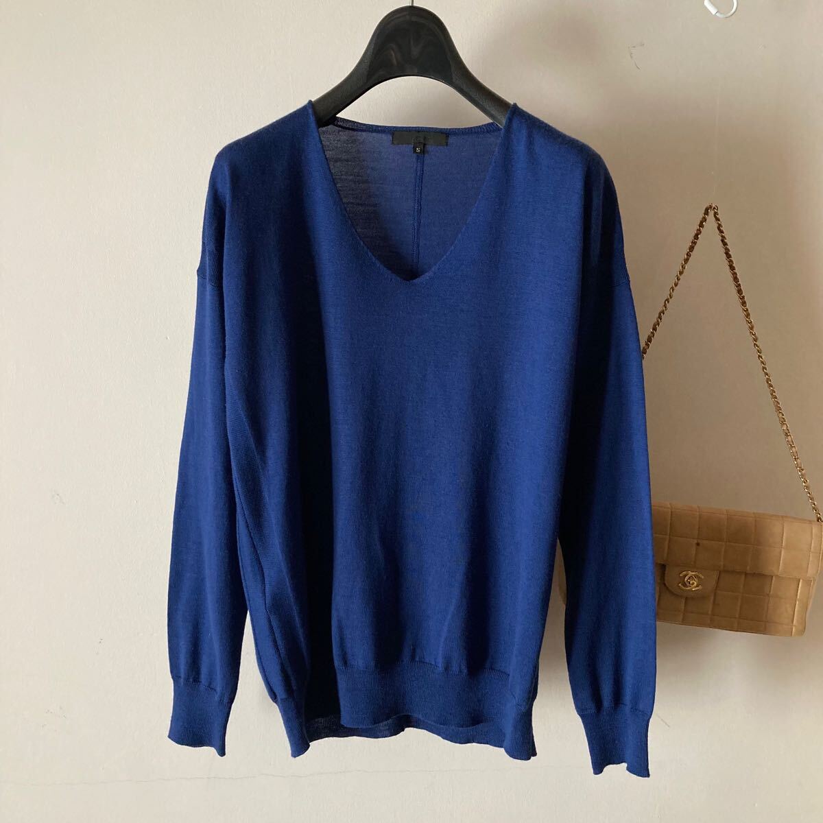 Icb*ハイゲージさらさらウール 肩落ちデザインVネックニット 2万*ダークネイビー拍卖