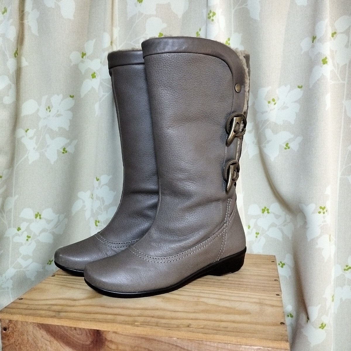 美品★本革 aravonナチュラルくすみカラーのボア付きブーツ22センチ拍卖