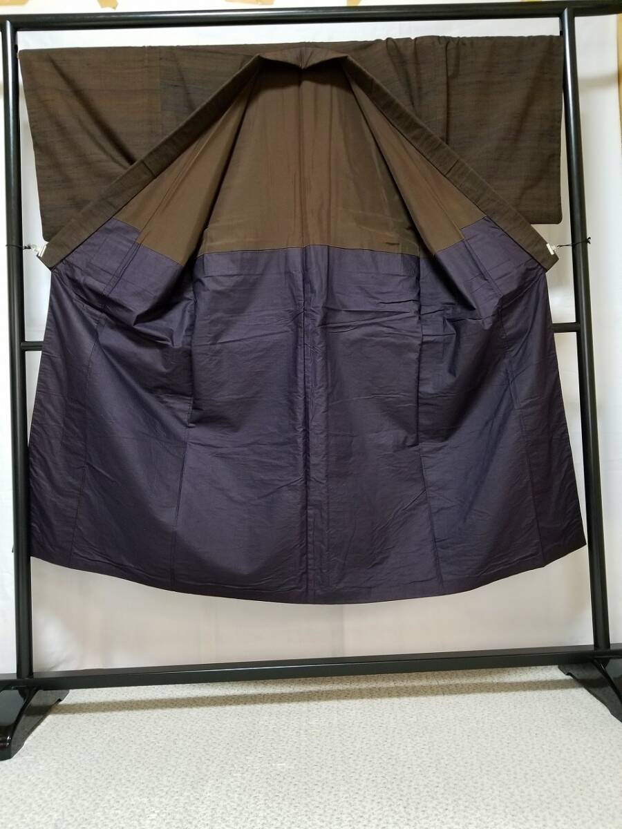 【桐徳】紳士物☆送料無料*期間限定20%OFF{正絹*越後織物*手織真綿紬*袷仕立.着物}丈143-裄70*黒.茶.焦げ茶色糸での横段.暈し織*№6906拍卖
