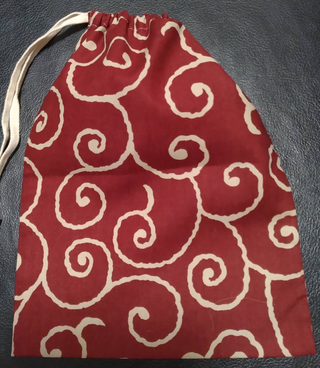 巾着袋■くるりん唐草模様 赤×ベージュ【約よこ18cm×たて24.5cm】 和柄 拍卖
