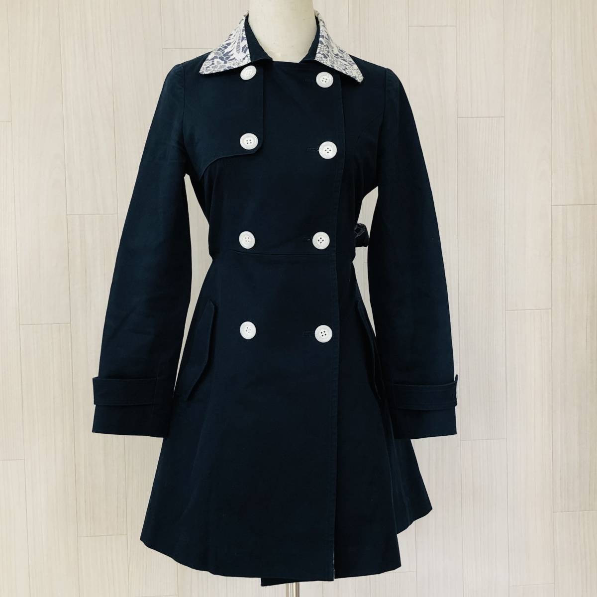 YAS0148 BE RADIANCE ビーラディエンス レディース アウター コート ミドル丈 レース 4つ穴ボタン ベルトリボン 裏地 F ネイビー紺 花柄 綿拍卖