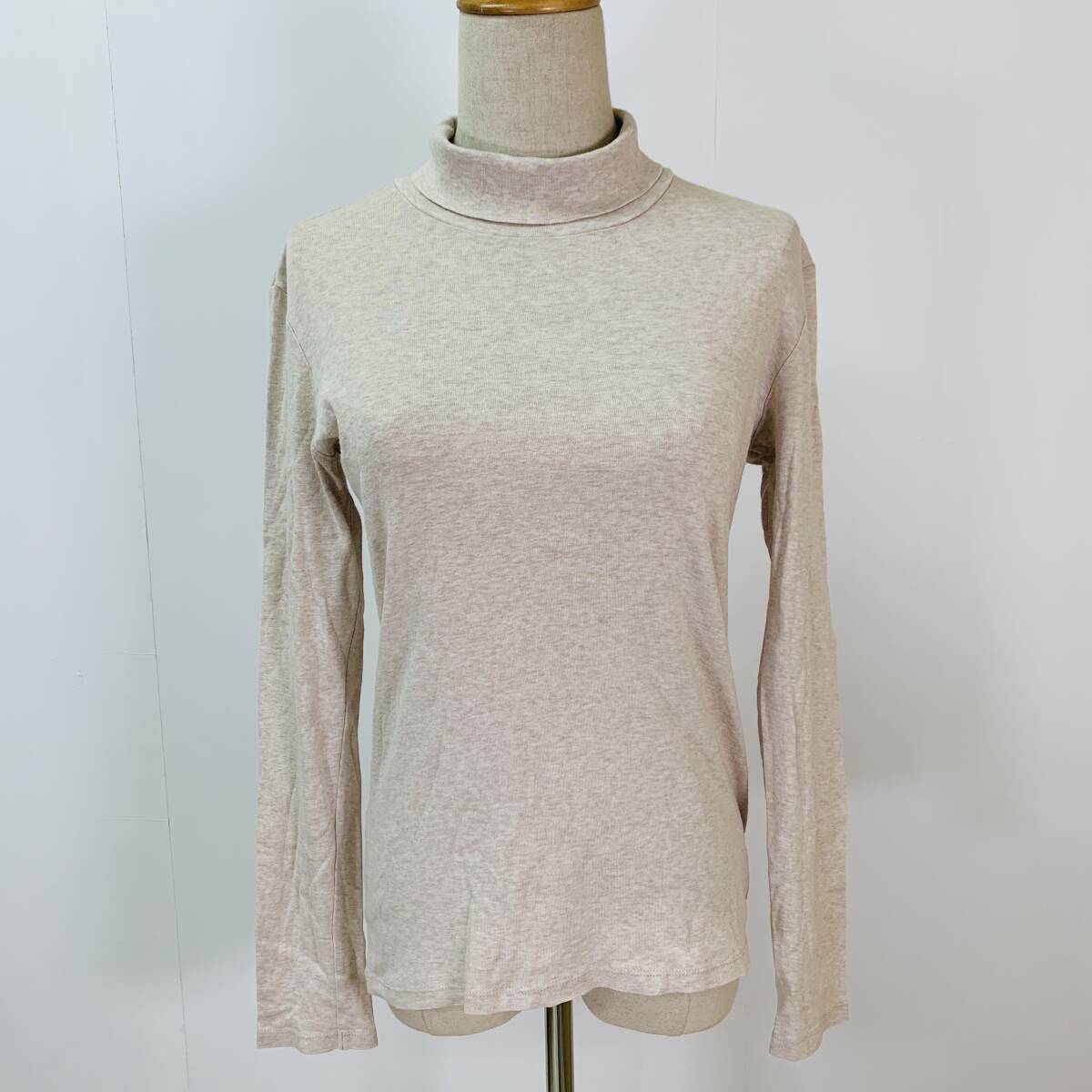 YH1937 UNIQLO ユニクロ レディース タートルネック 長袖 トップス 薄手 無地 ベージュ Lサイズ カットソー シンプルスタイル 万能 USED拍卖