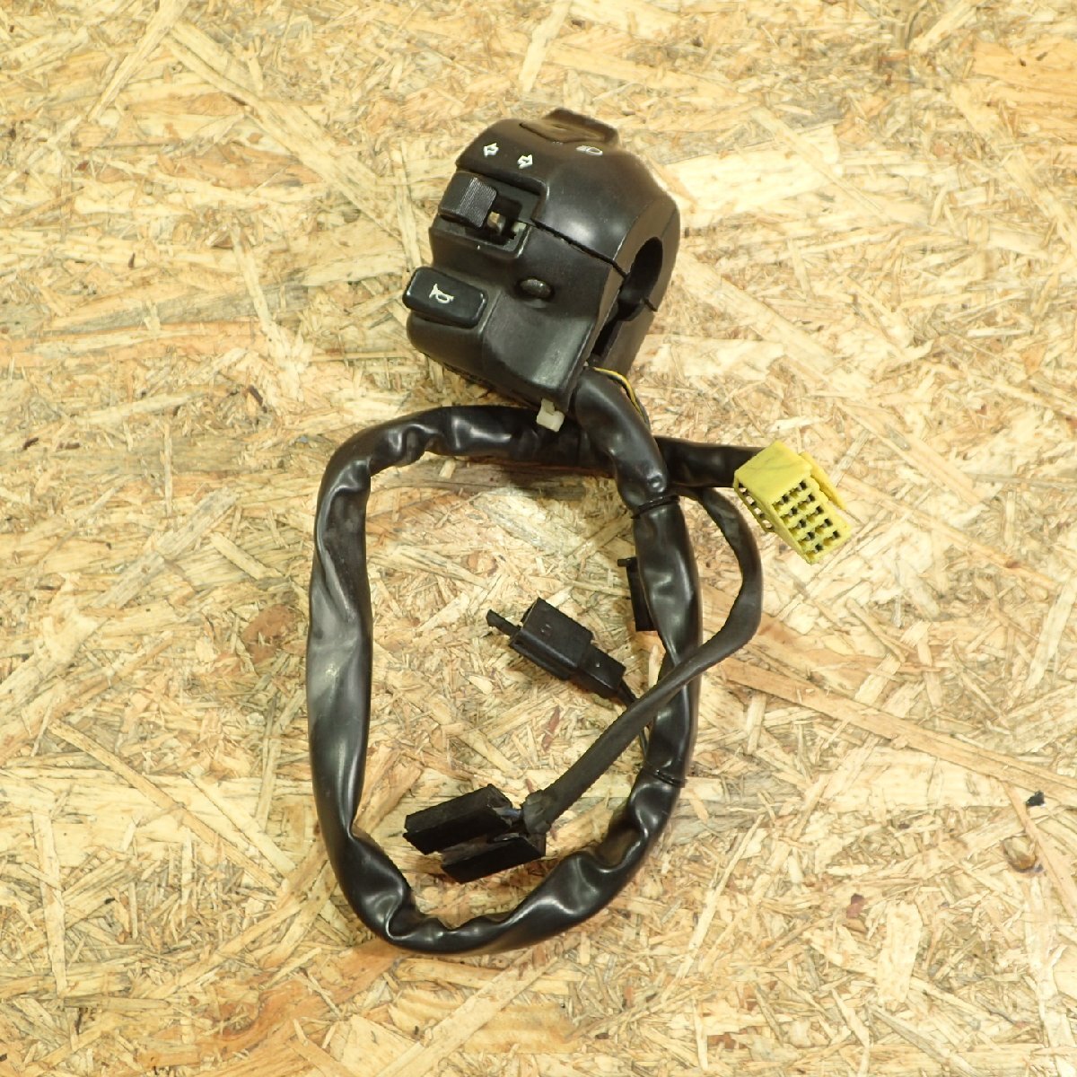 【送料SSサイズ】 SUZUKI JS1GT75A432103*** GSX-R1000 ハンドルスイッチ 左 検.( K3/K4 202411 20 黄8拍卖