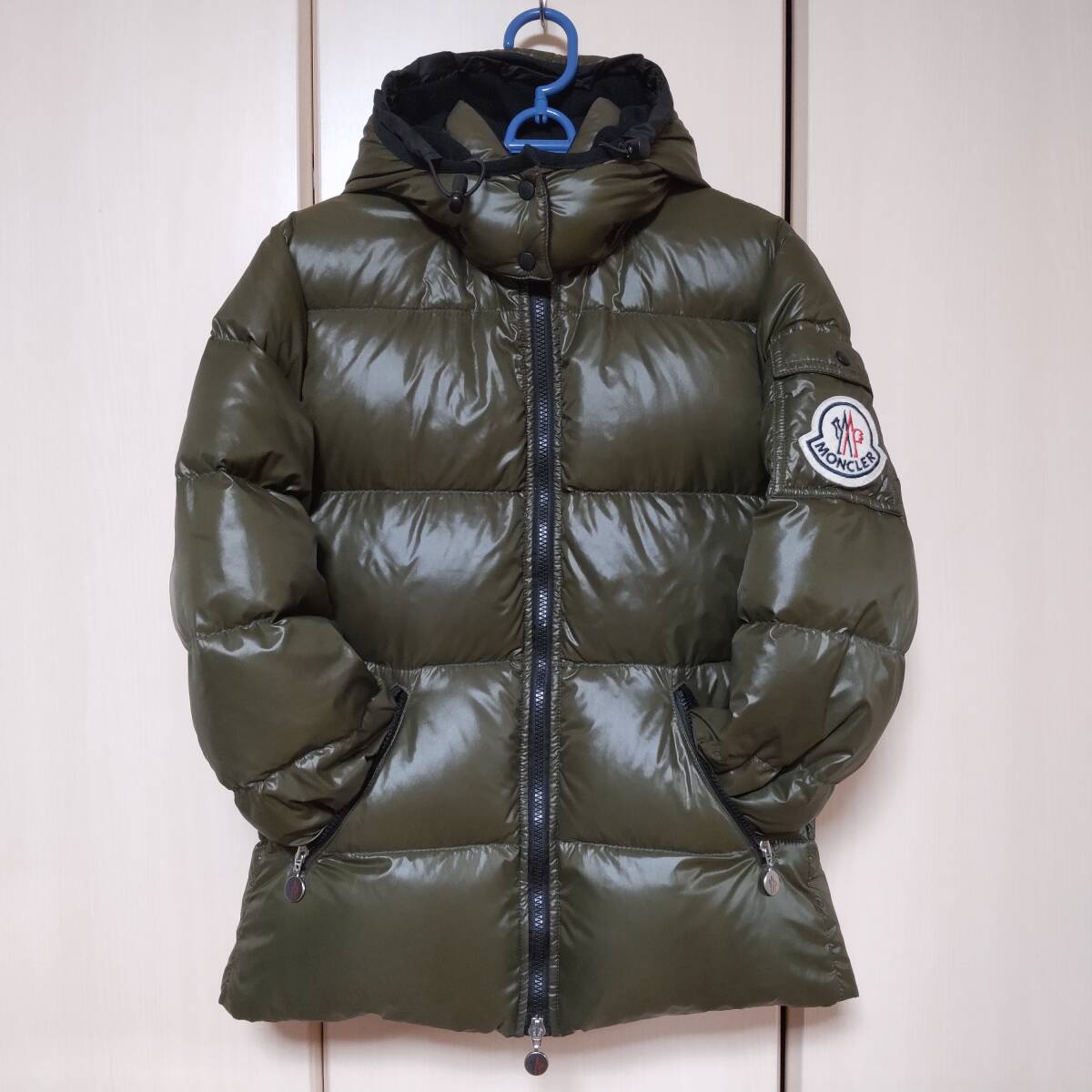 稀少サイズ2 モンクレール バディア MONCLER BADIA ダウンジャケット デカワッペン/デカロゴ フード付き カーキ L位 送料無料拍卖