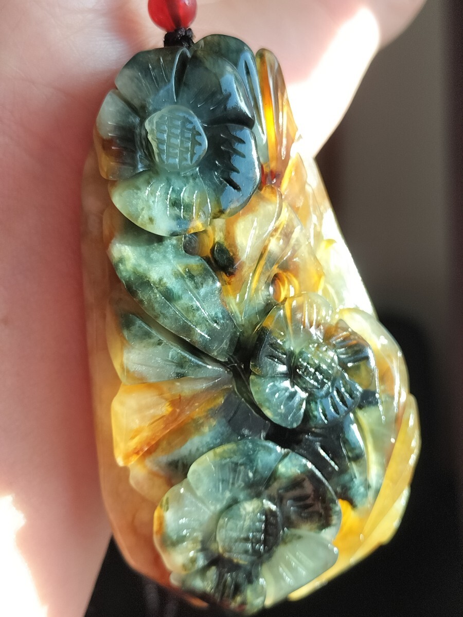 天然無処理玉石 軟玉 岫岩玉 天然石 梅花彫り 花玉  色精工彫刻 ネックレス拍卖