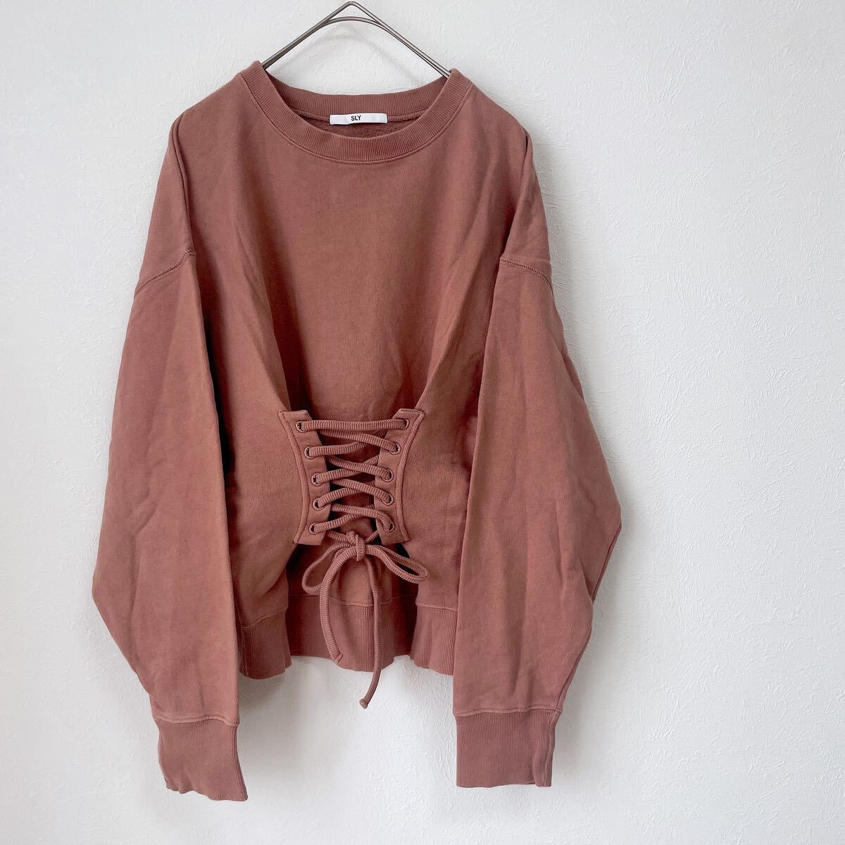 おしゃれSLYスライ レースアップ スウェット長袖トレーナーMサイズ カットソートップス丸首クルーネック プルオーバー ピンクブラウン拍卖