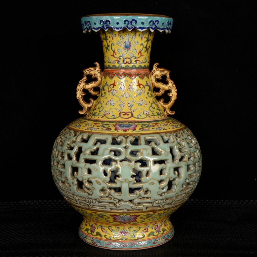 ◆蔵出◆古美術 中国古玩 大清乾隆年製款  粉彩 描金 黄地 纏枝蓮花 鏤空 双耳瓶 時代物 T16拍卖