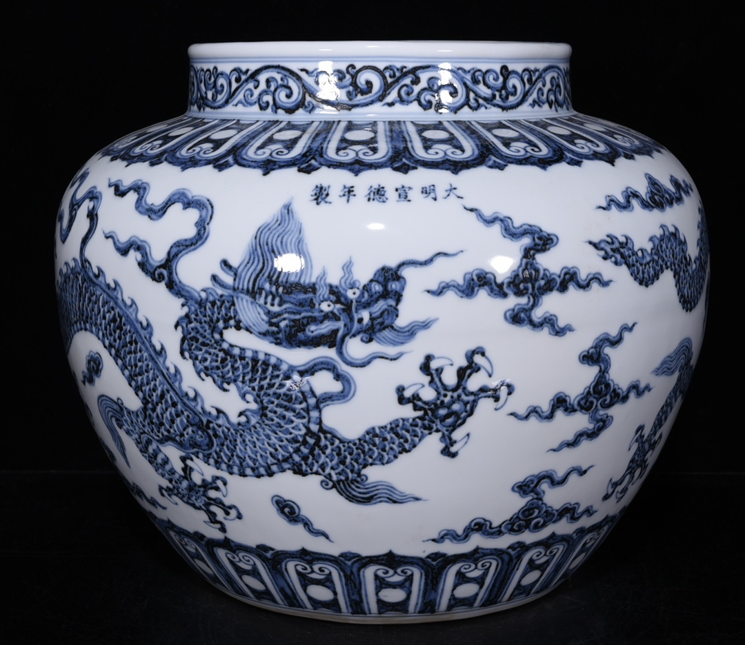◆蔵出◆古美術 中国古玩 大明宣徳年製款 青花 雲龍紋大罐 時代物 AT08拍卖
