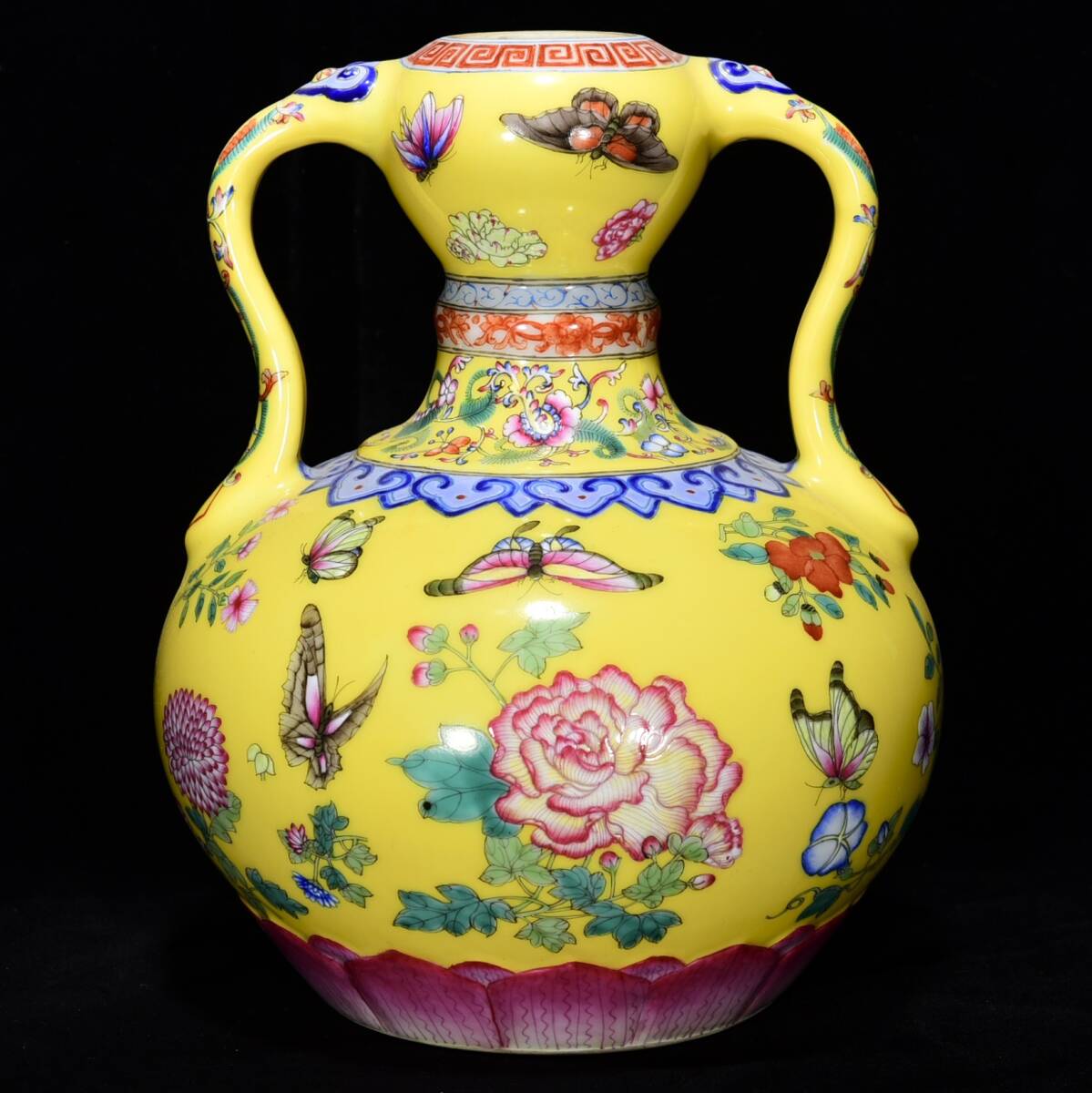 ◆蔵出◆古美術 中国古玩 大清乾隆年製款 粉彩 描金 黄地 牡丹花卉 蝶紋蒜頭瓶 時代物 A06拍卖