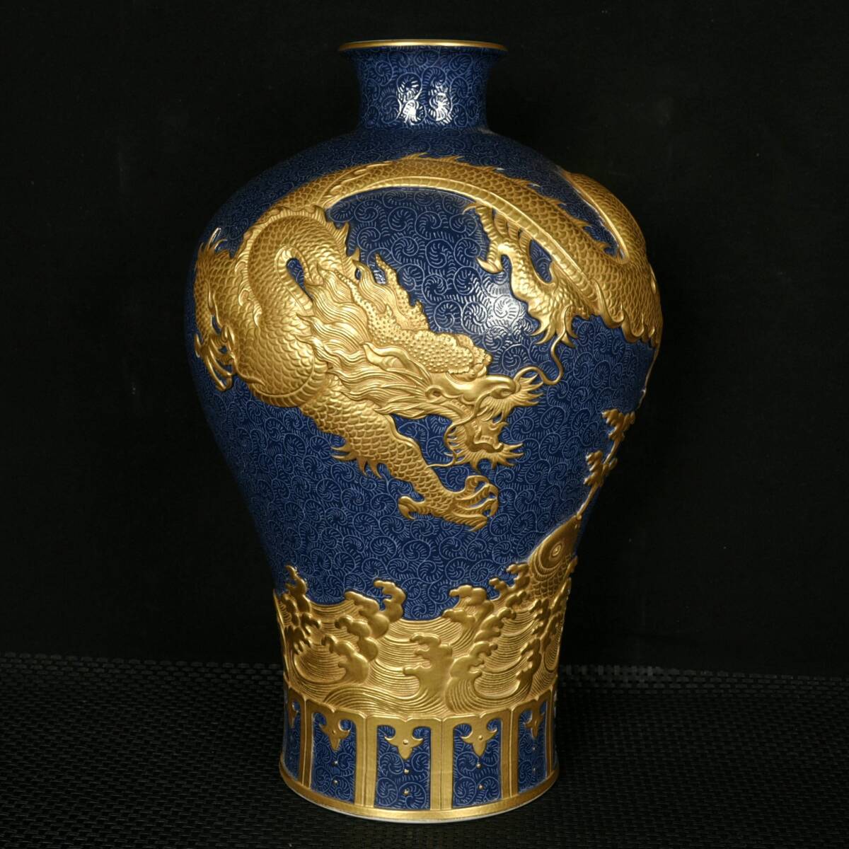 ◆蔵出◆古美術 中国古玩 大清乾隆年製款 祭藍釉  描金 高浮雕 龍紋梅瓶 時代物 T16拍卖