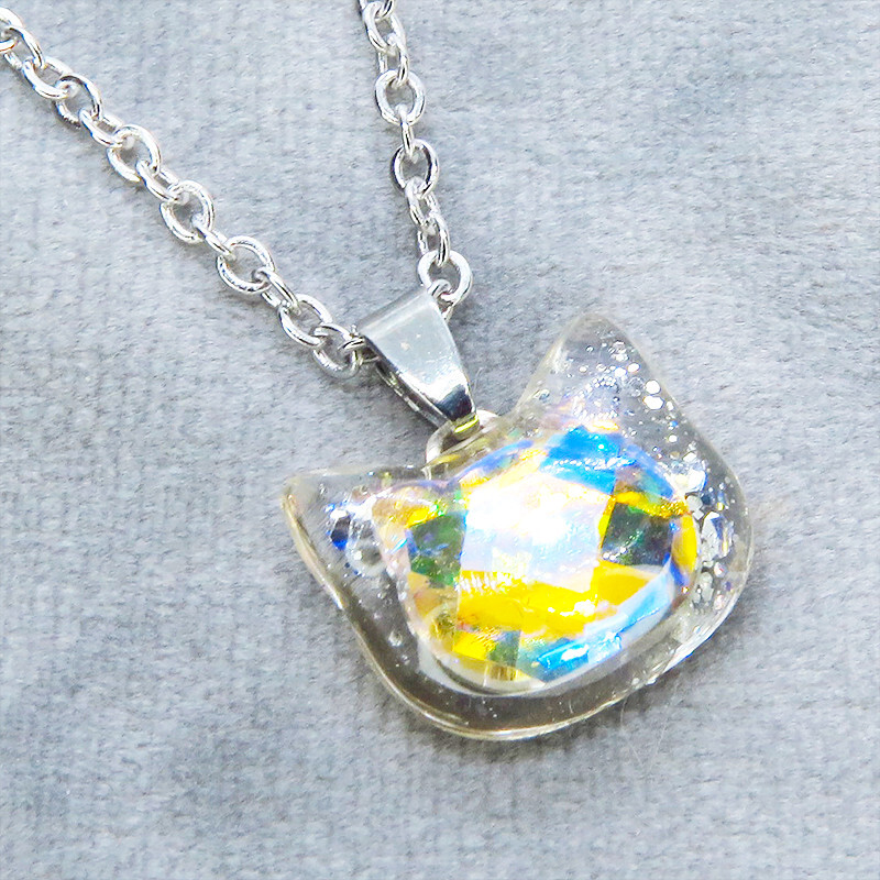 シルバーカラー 猫フェイスモチーフのヘブンライトクリスタルのペンダントネックレス レジン 長さ調整可 ステンレス可拍卖