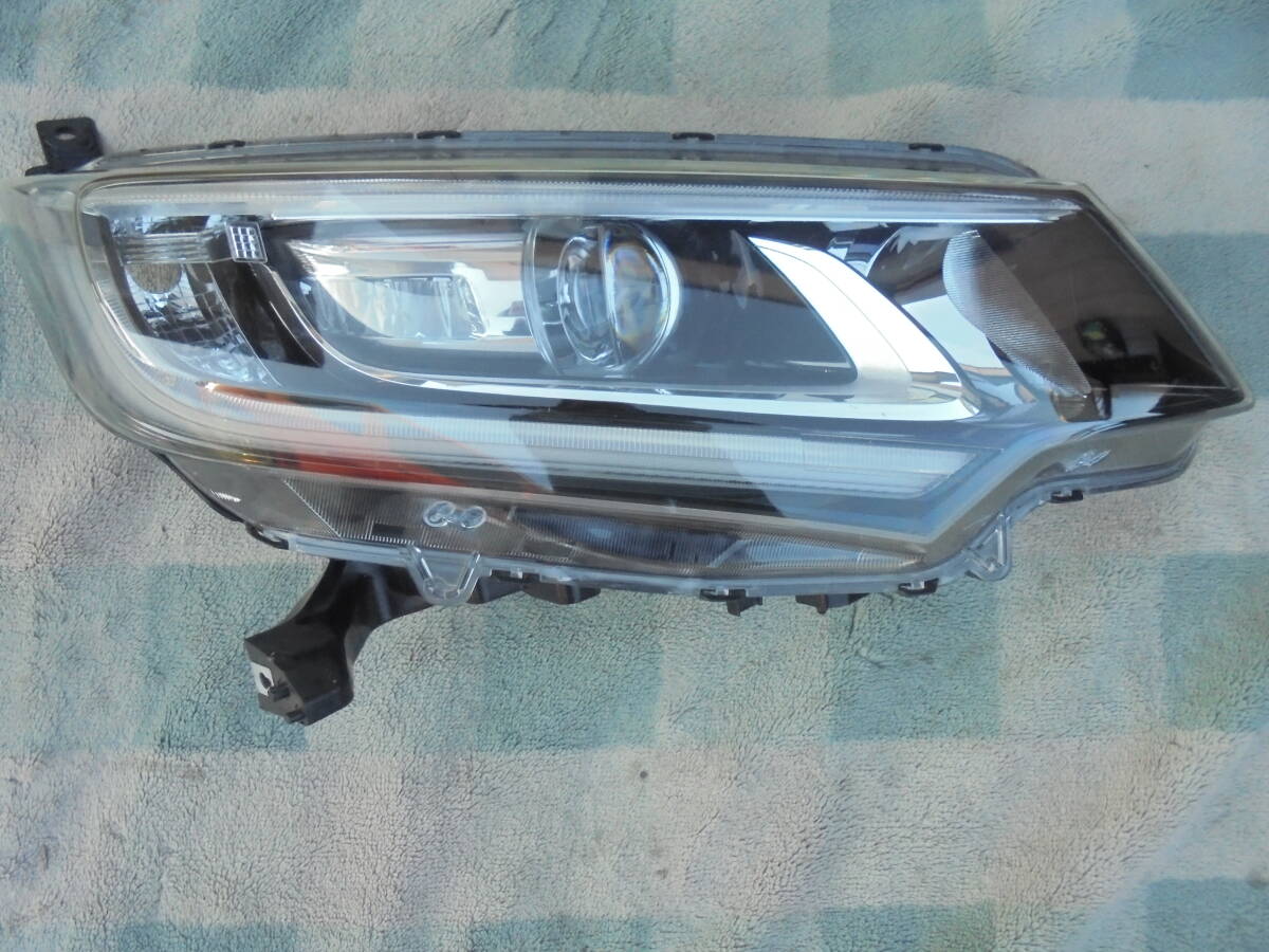 フリード GB5.GB6.GB7.GB8 純正 右ヘッドライト LED 刻印J5 STANLEY W2172 6946拍卖