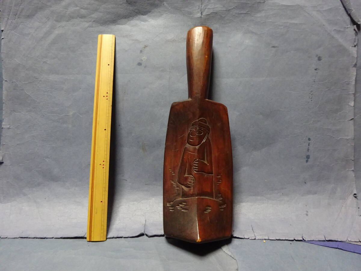 (9−1)朝鮮 李朝時代の砧(砧)と聞きました。木彫 絵が彫られています。木のトロトロ感がいいと思います。古民具拍卖