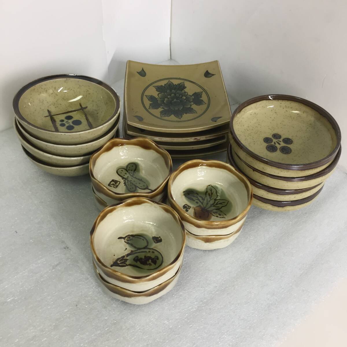 即決□ベージュ×茶 4客3種セット 角皿高台&中鉢高台&中皿浅鉢 和食器 ランチ 開店 素朴な皿 古民家カフェ 小鉢6皿おまけ【現状渡し】 拍卖