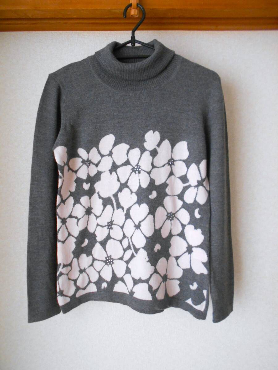 ★美品★お花の模様が付いたセーター ☆Мサイズ グレー系色 毛100%拍卖