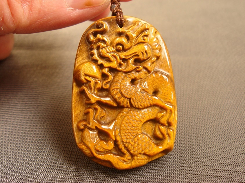★★風水お守り,天然虎目石タイガーアイ原石彫刻「龍と珠」M1拍卖