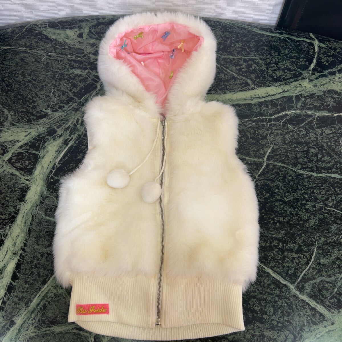 【極美品】Ra Iride★イリーデ フェイクファーベスト Mサイズ 白 ホワイト リボンデザイン フード付き ノースリーブジャケット ふわふわ 冬拍卖