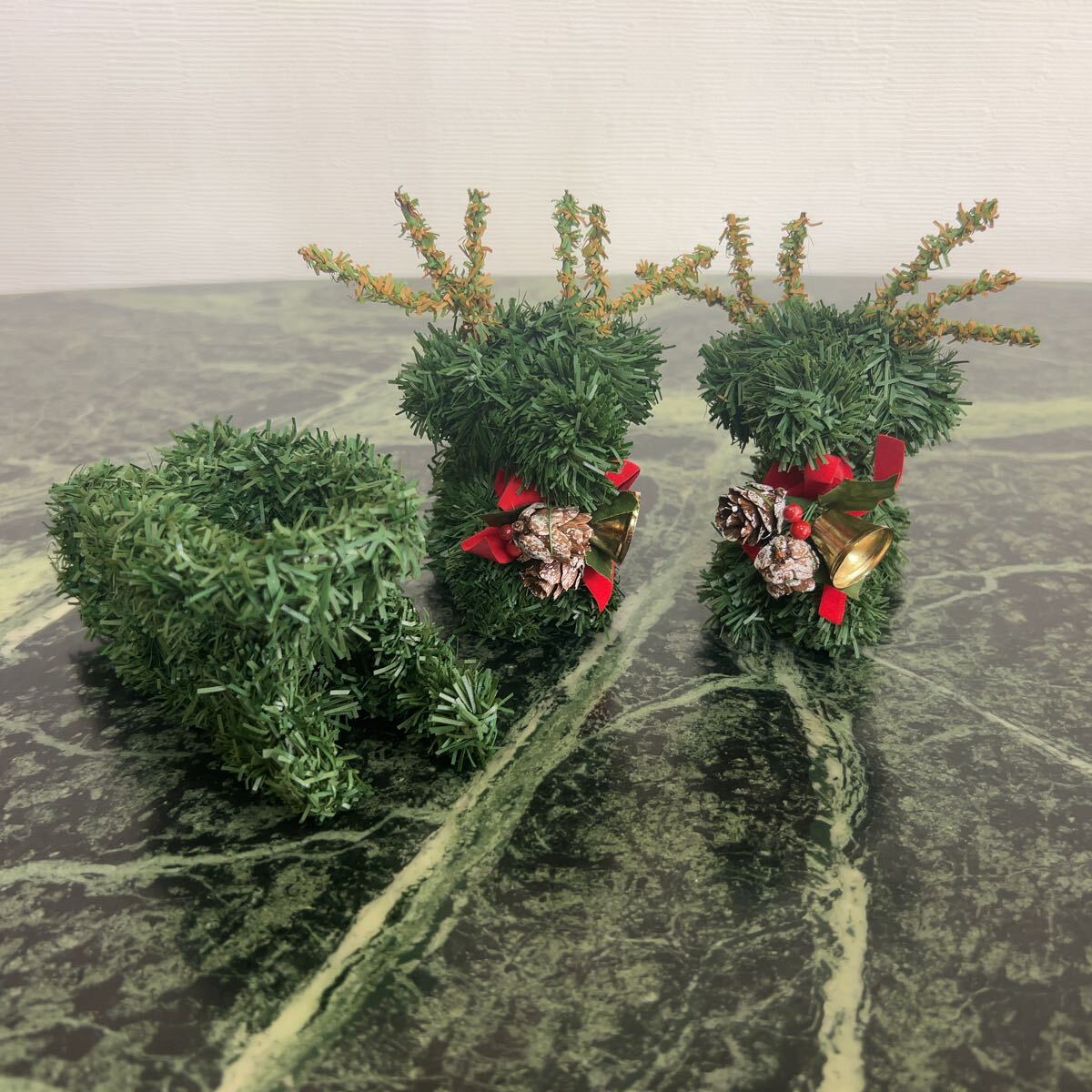【新品】クリスマスインテリアセット★トナカイ2個 ソリ1個 人工芝 緑 グリーン 置物 ③拍卖
