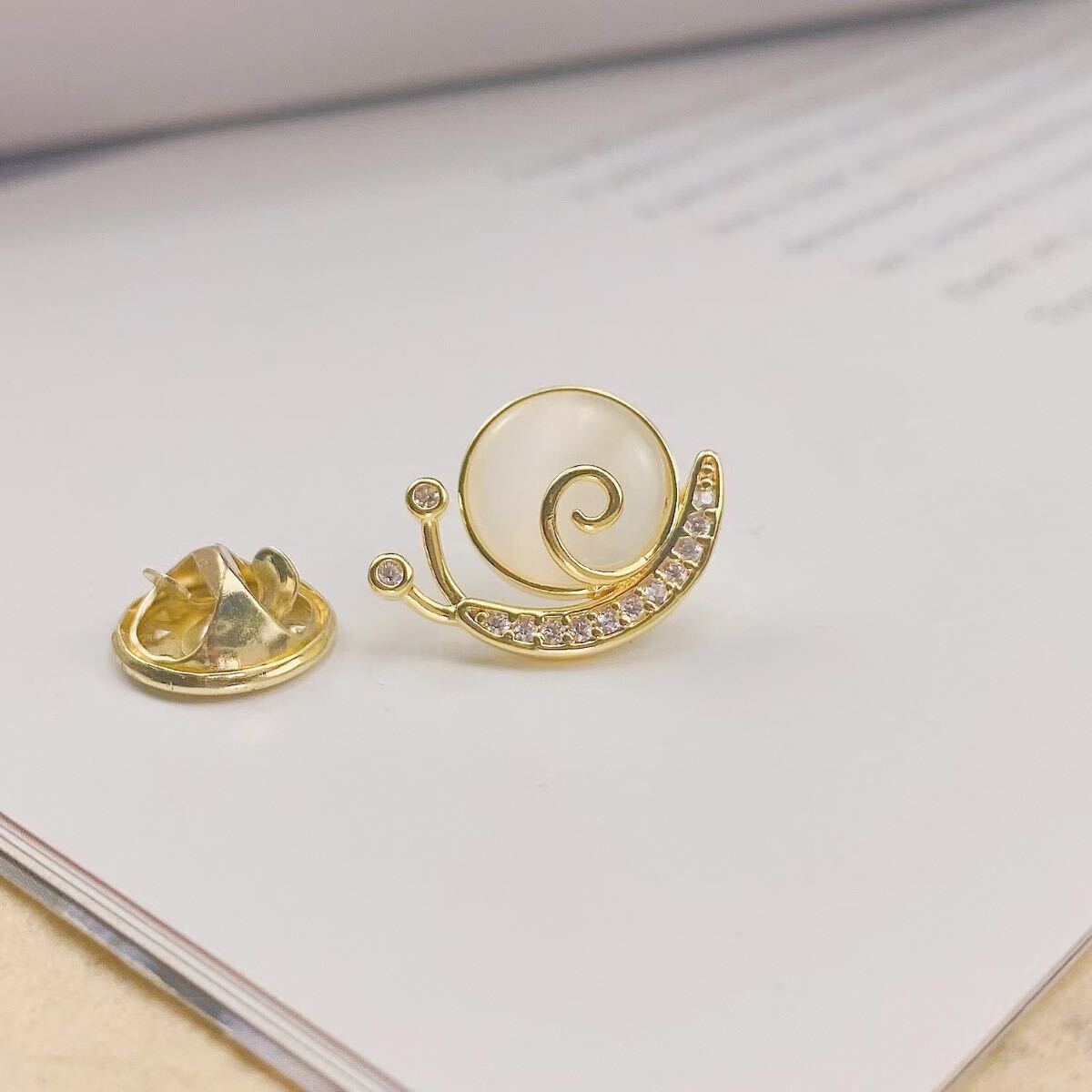 ブローチ ピンズ ラペルピン ゴールド プレゼント ピンバッジ カタツムリ かたつむり ゴールド拍卖