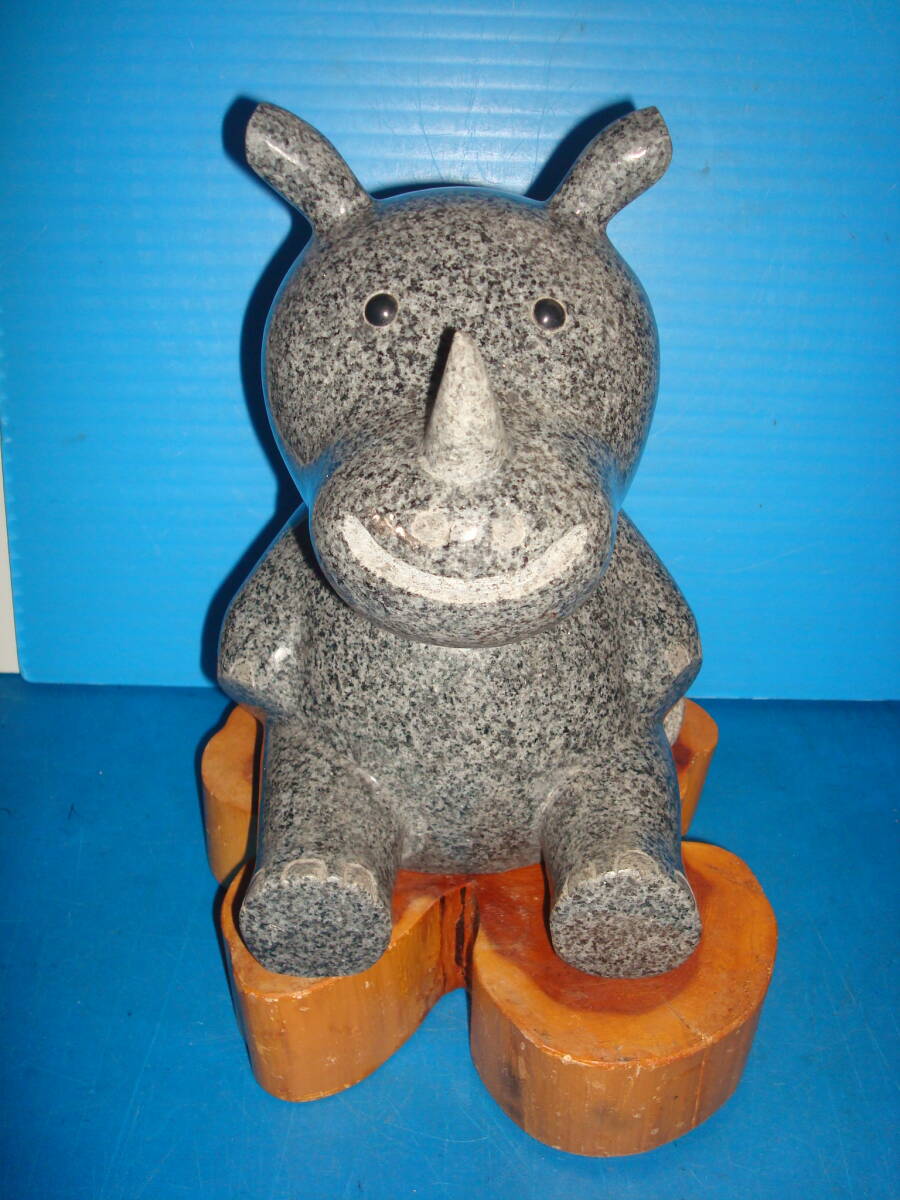 石彫り「サイ」の置物(切り株台座付)拍卖