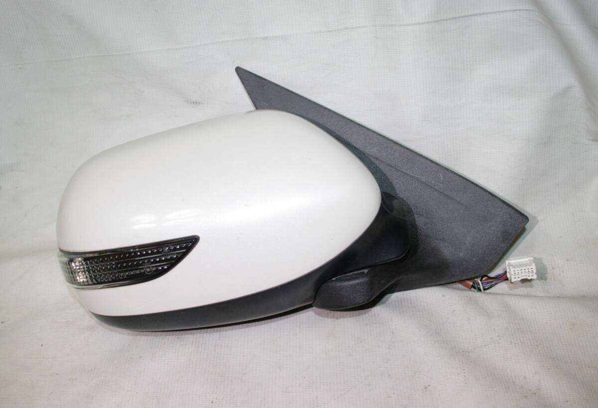 エクシーガYA4右ドアミラーパールホワイト 右側運転席側 A048695 011199MITSUBA拍卖