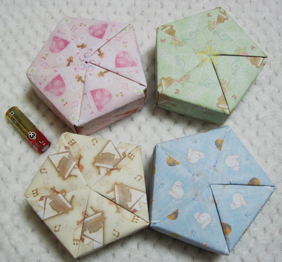 雑貨■五角箱 音楽柄 ピアノ ハープ バイオリン 猫 No.075 手工芸 折り紙 小物入れ かわいい 手作り ギフト 贈り物に プレゼント拍卖