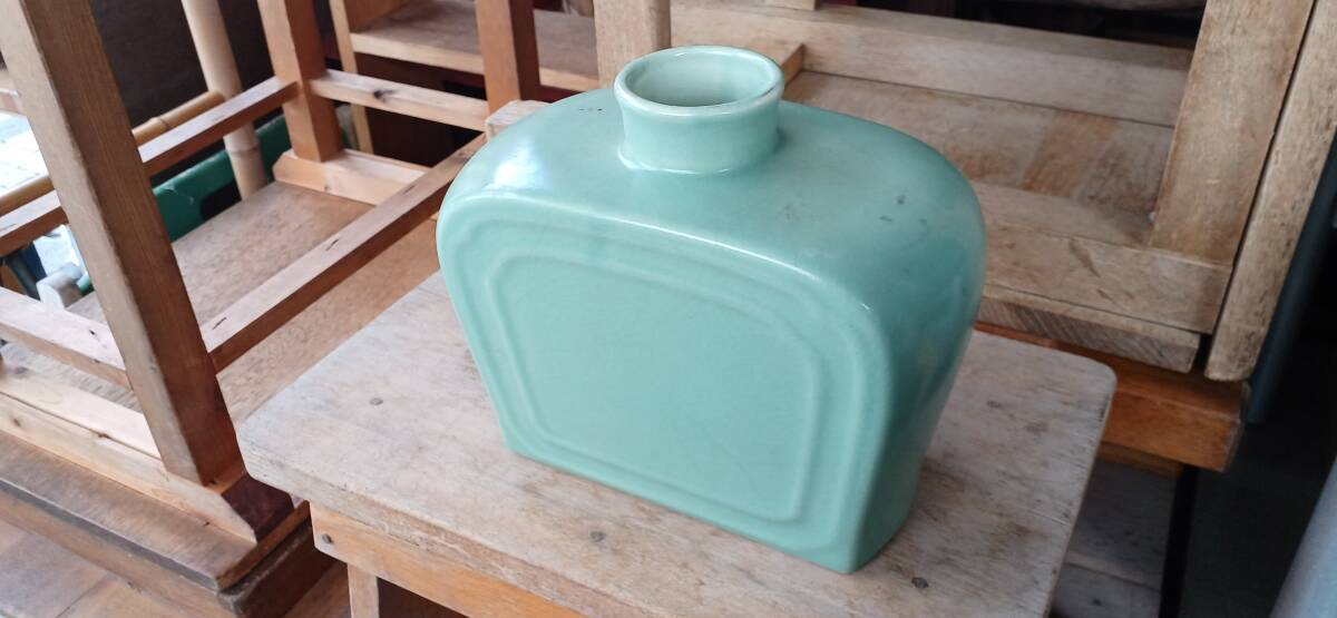 !秀品!陶印入り ★「花瓶・薄水色」高さ180幅215奥行110口径60ミリ・重さ1,380グラム!(詳細不明)拍卖