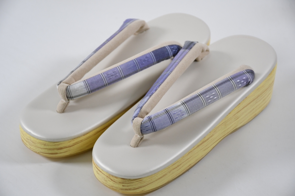 街あるき Mサイズ 草履 カジュアル 薄紫&白銀 普段着 仕事用 無地草履 履き物 桜庭呉服店拍卖