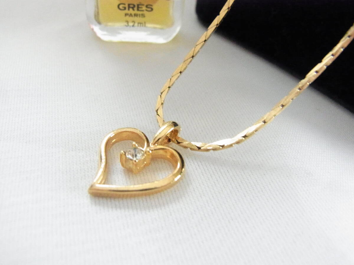 EVOKE刻印 イヴォーク キュービックジルコニアが1粒輝く オープンハートのトップデザイン 金色トーン 日本製ブランドネックレス◆◆拍卖
