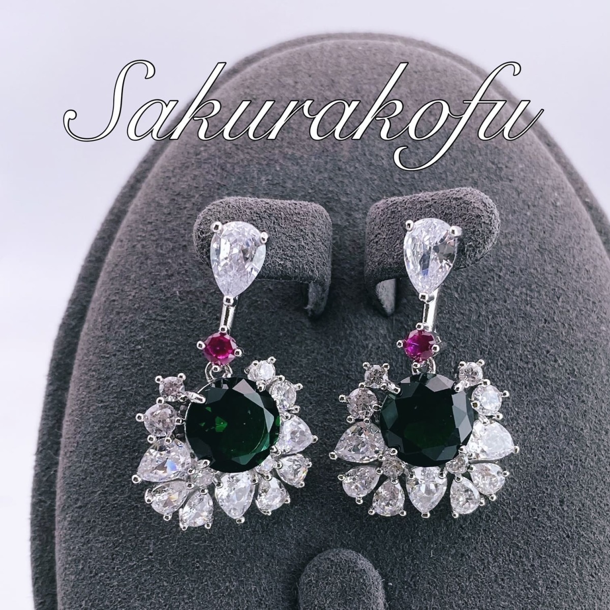 レディース ピアス 人気デザイン エメラルド ワンポイント ルビー プリンセスデザイン 人工宝石(D101)拍卖