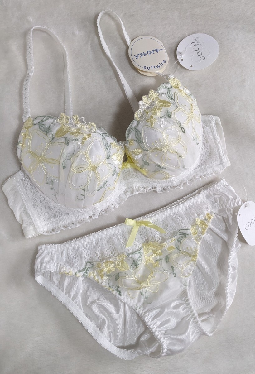 お泊まりに☆D70ブラ&パンティ上下お揃い☆未使用☆可愛いお花刺繍☆mix×イエロー×ホワイト☆匿名配送可☆タグあり☆拍卖