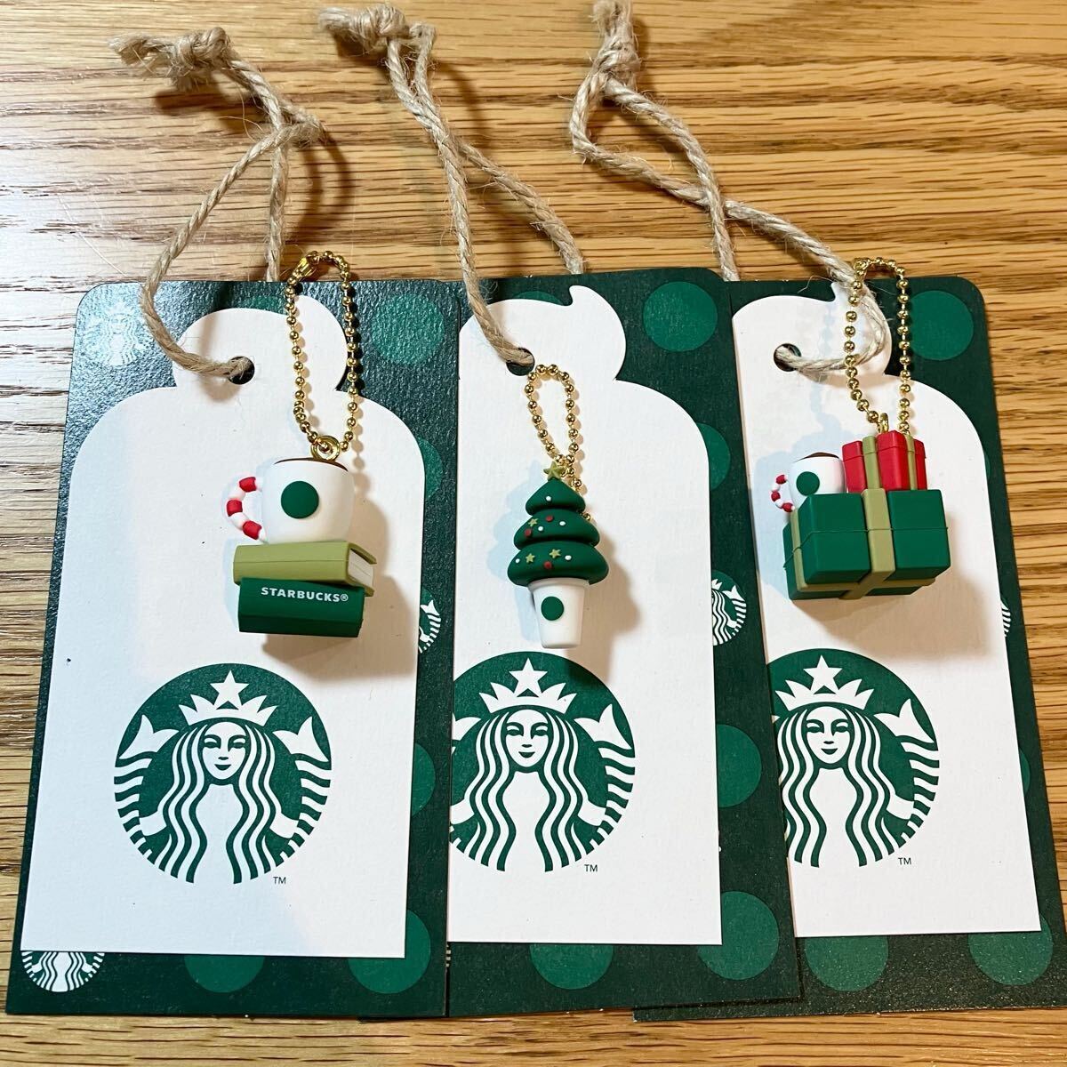 即決 新品 スターバックス 2024 クリスマスチャーム 3個セット ホリデー ギフトタグ付き スタバ キーホルダー ミニチュア マグカップ 限定拍卖